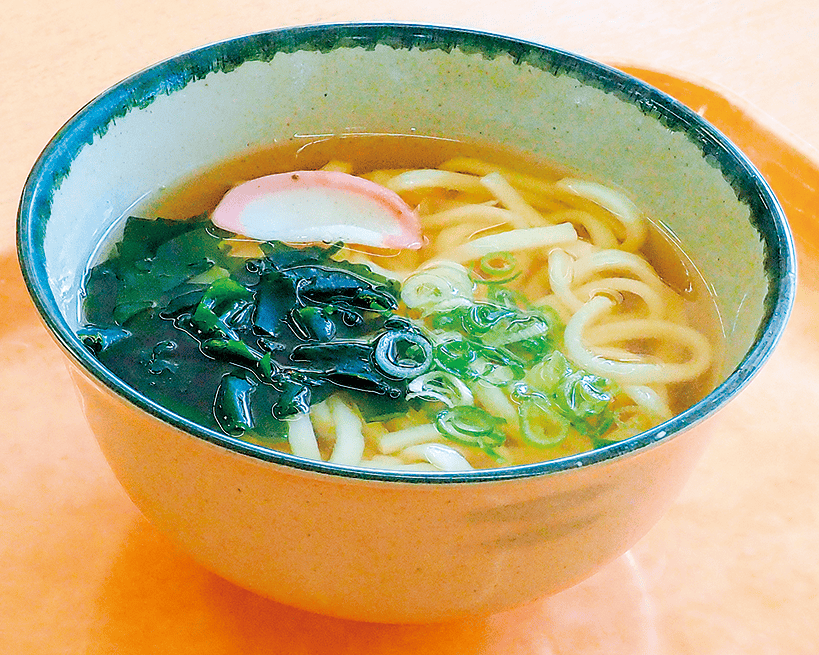 青菜とかまぼこをのせたかけうどん