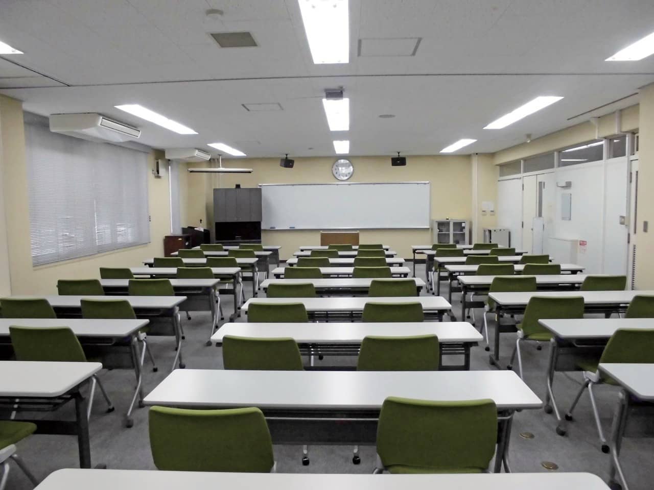 机と椅子が並ぶ大研修室