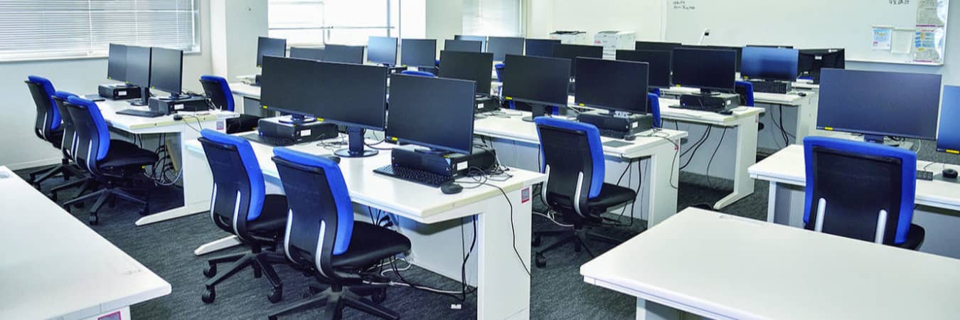 パソコンが並ぶ研修室