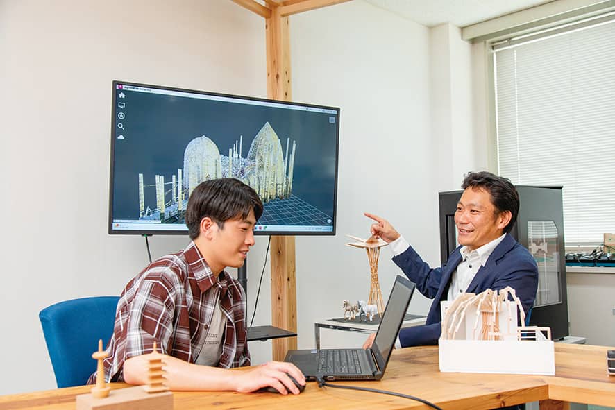 開発課題の実習に取り組む学生