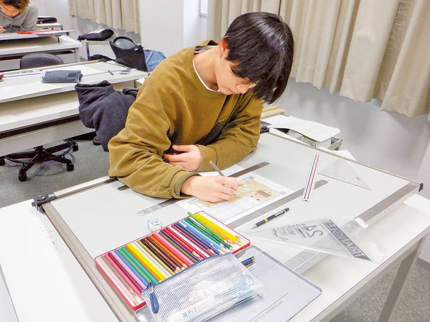 建築図面やパースを作成する実習の様子