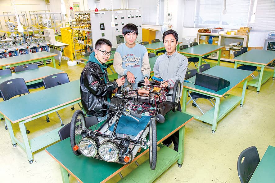 EV-CARの制作に取り組む学生たち