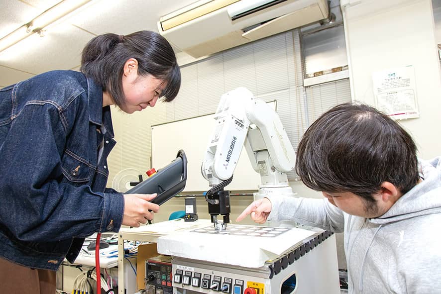 産業用ロボット制御実習の様子