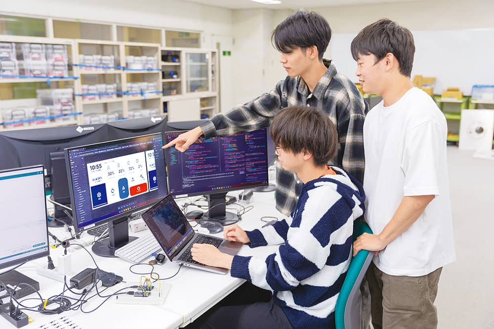 電子情報系の実習に取り組む学生たち