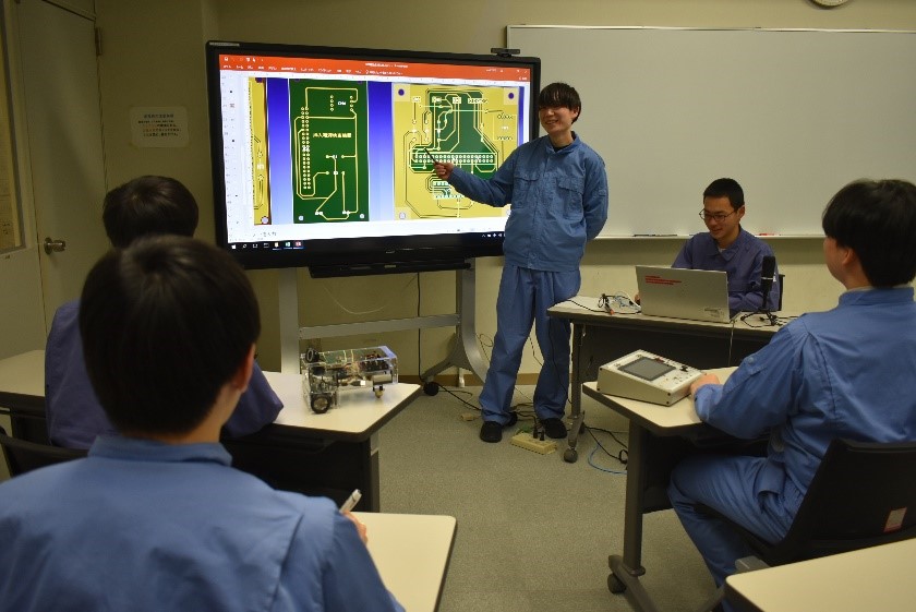応用課程生産電子情報システム技術科の標準課題実習の写真1枚目