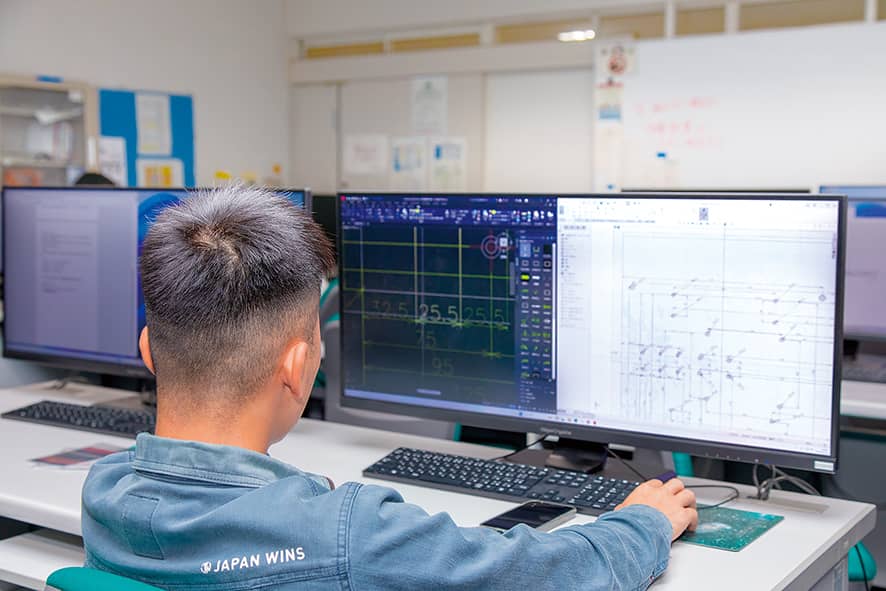 機械系の実習に取り組む学生