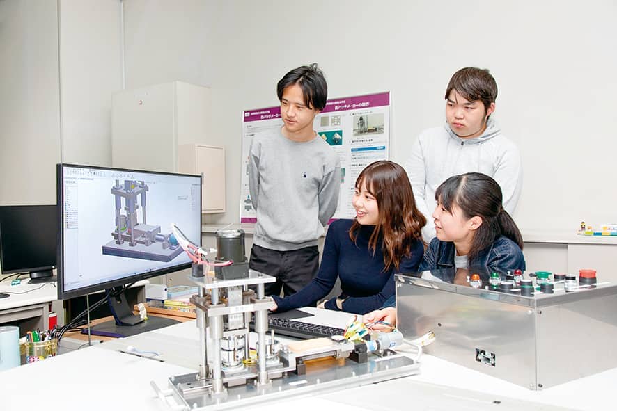 総合制作実習に取り組む学生たち