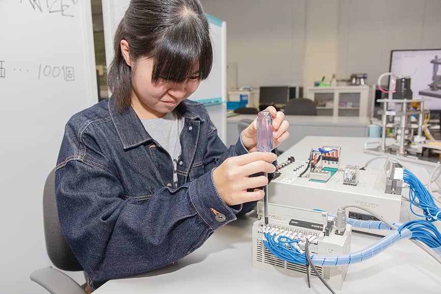 シーケンス制御実習（機械制御）の様子