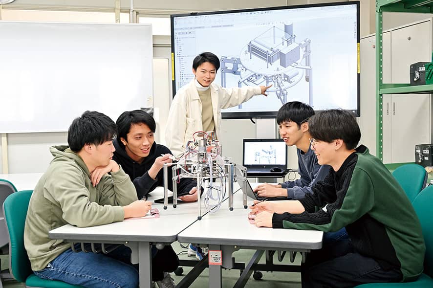 開発課題に取り組む学生たち