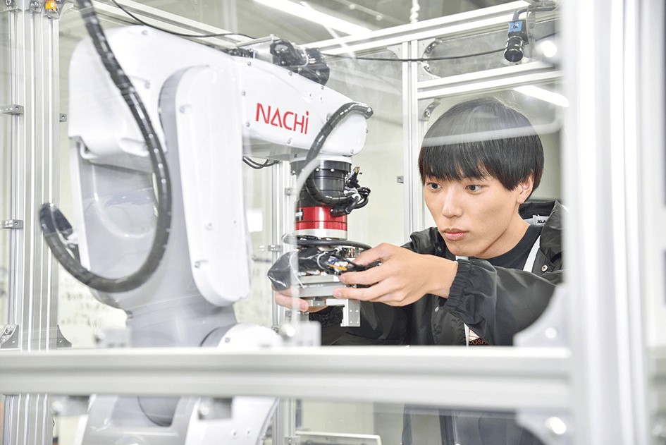 ロボットを確認する学生
