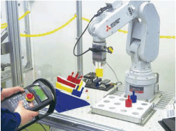 産業用ロボットを操作する様子
