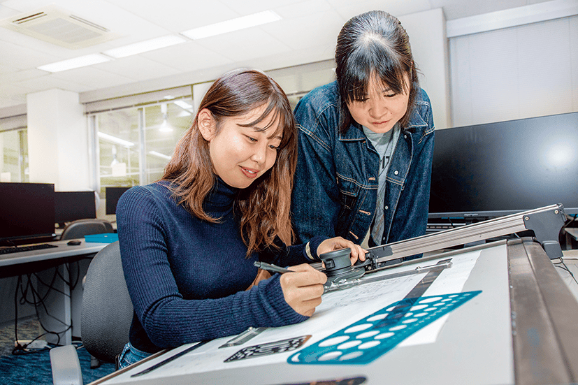 メカトロニクスの実習に取り組む学生たち