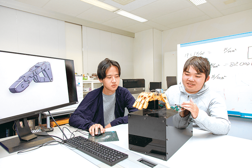実習で設計に取り組む学生たち