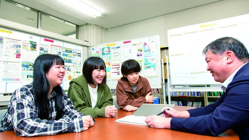 求人情報を前に就職相談をする学生たち