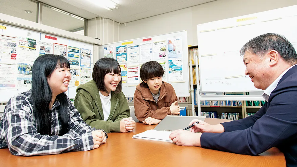 求人情報を前に就職相談をする学生たち