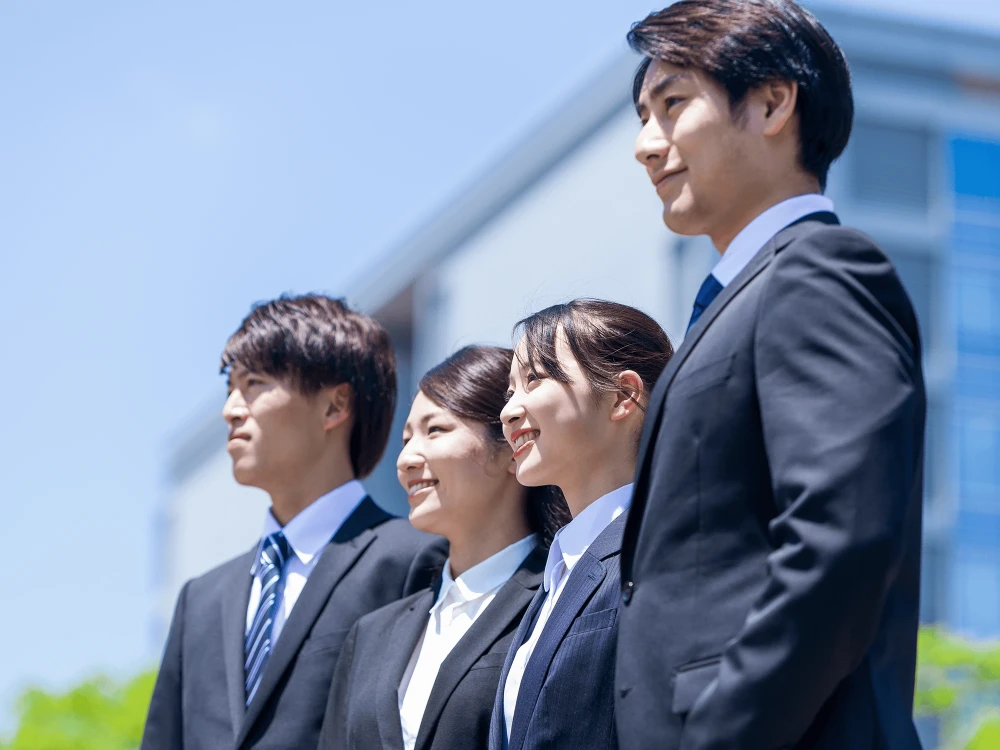スーツ姿の若手社員たち（イメージ）