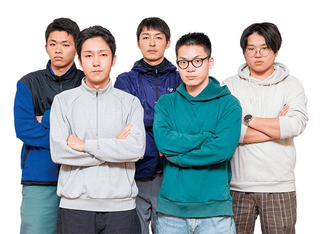 腕を組んで並ぶ学生たち