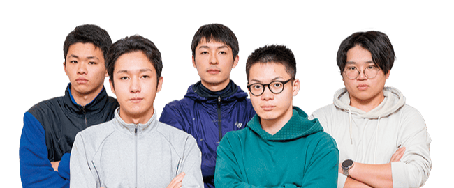 腕を組んで並ぶ学生たち