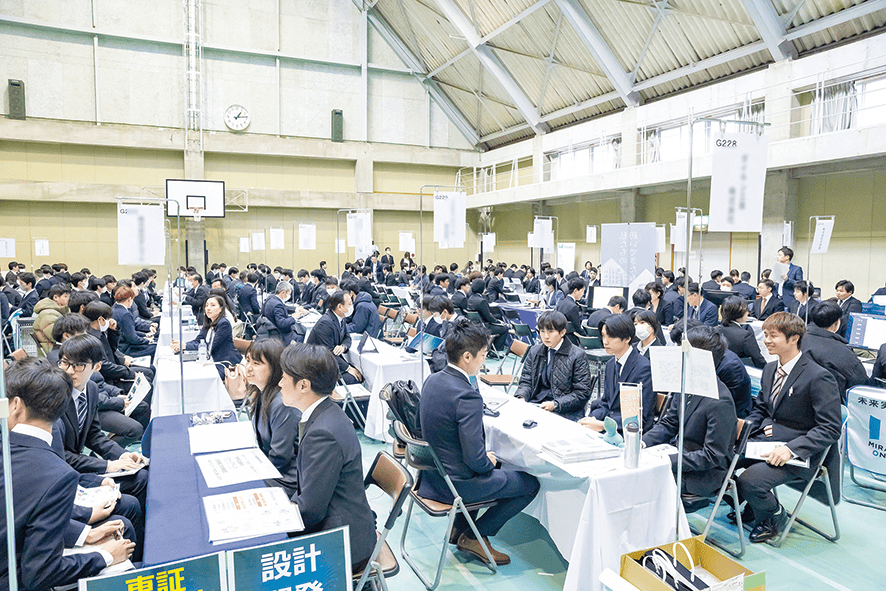 校内で開催される就職フェアの様子