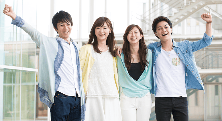 ガッツポーズをする4人の学生（イメージ）