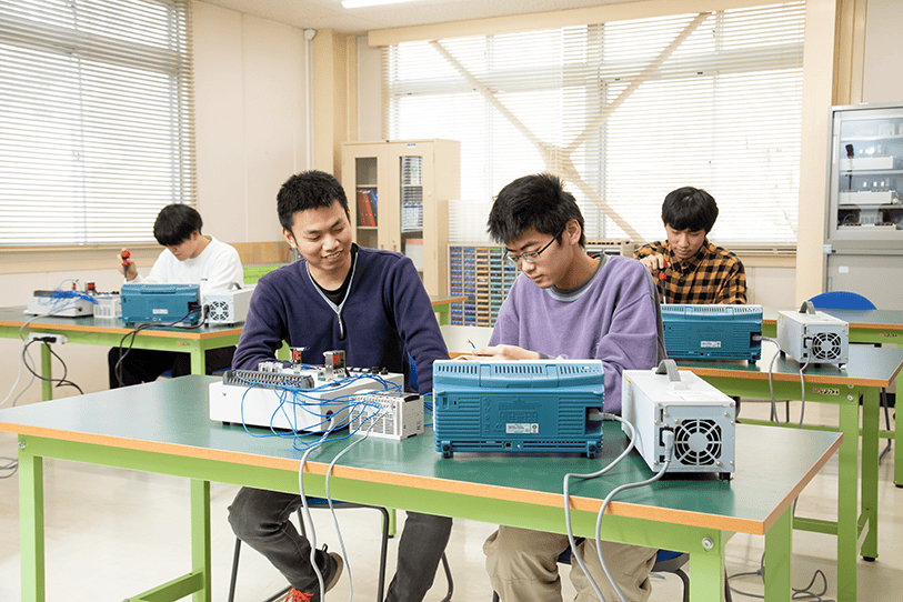 電子計測の開発課題に取り組む学生たち