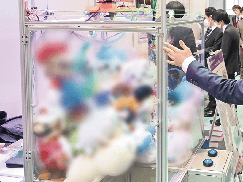 学生が制作したクレーンゲーム機