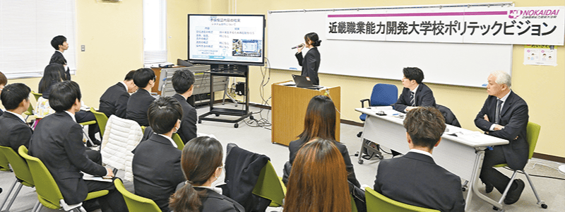 開発課題に取り組む学生が集まる教室の様子