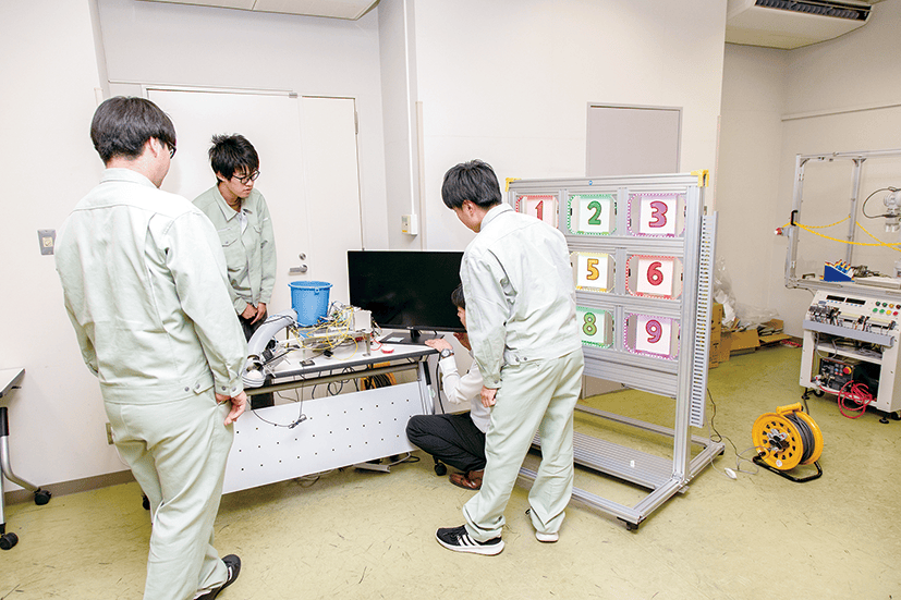 電気分野の制御部を開発する学生たち