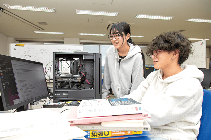 電子情報分野の中枢部を開発する学生たち