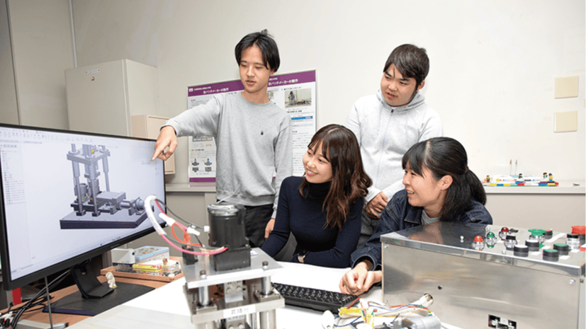 機械分野の開発課題に取り組む学生たち