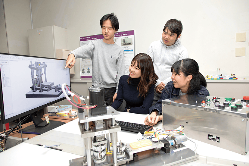 機械分野の設計に取り組む学生たち