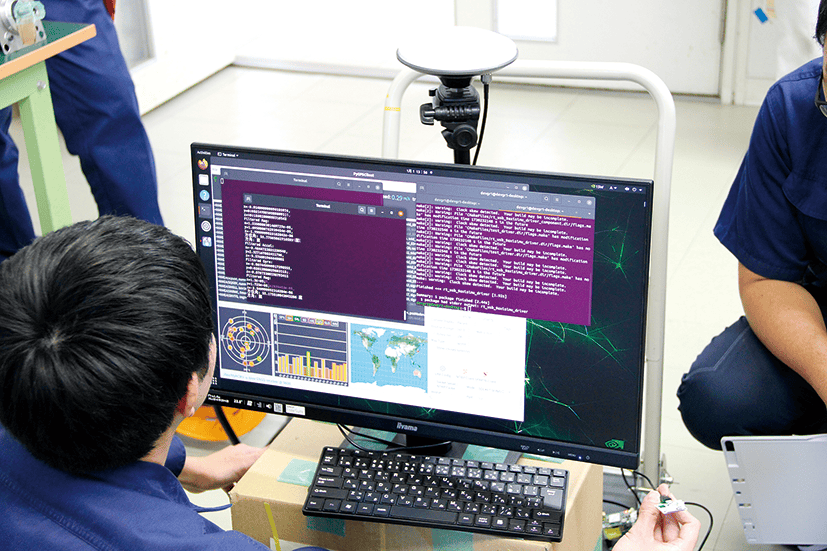 プログラム開発に取り組む学生