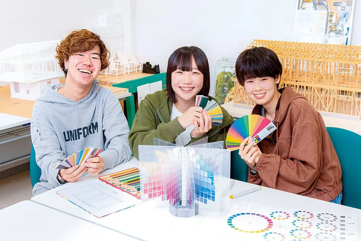 建築の模型を手に説明する学生