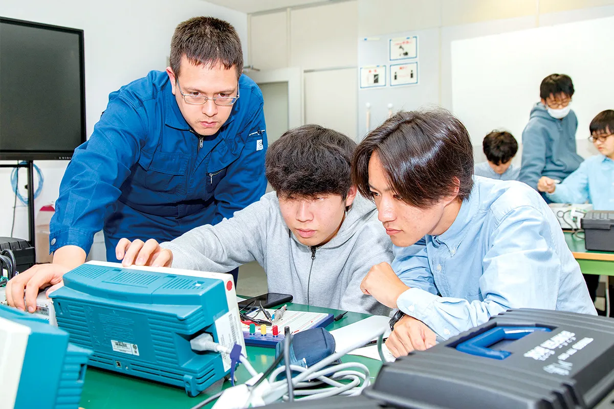 電子工作の実習に取り組む学生たち