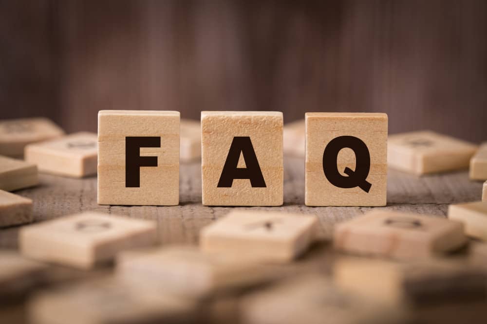 「FAQ」と書かれた木製ブロック