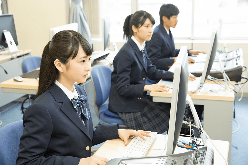 パソコンに向かう学生たち