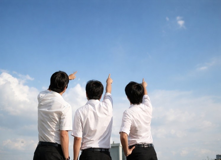 空を指さす3人（イメージ）