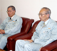 株式会社野村製作所 森代表取締役（左）と内田業務担当取締役（右）の写真