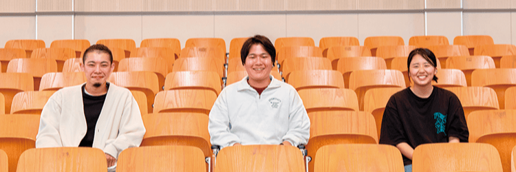 学生3人がトークをしている様子