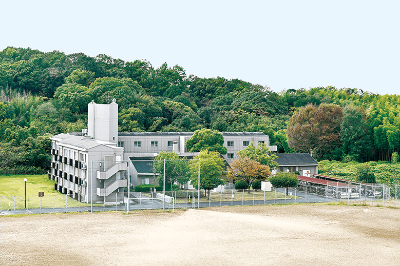 学生寮周辺から見た校舎の外観