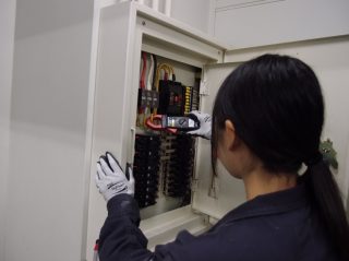 和田さんの設備作業風景