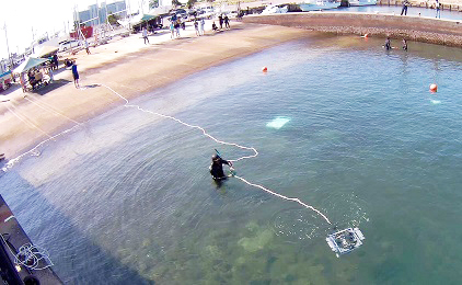 写真：ロボットが海中の目標物を超小型カメラで読み取っている様子