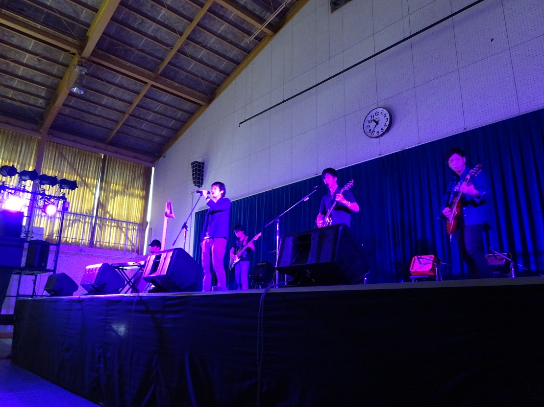 写真:学生が音楽ライブをする様子