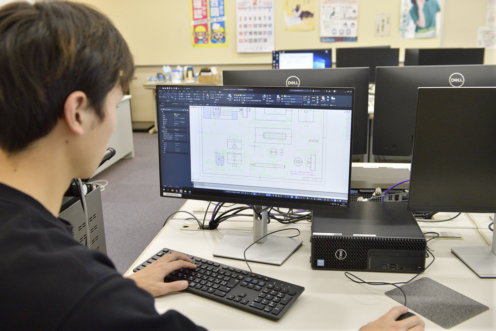 写真：設計技術を学ぶ学生の様子