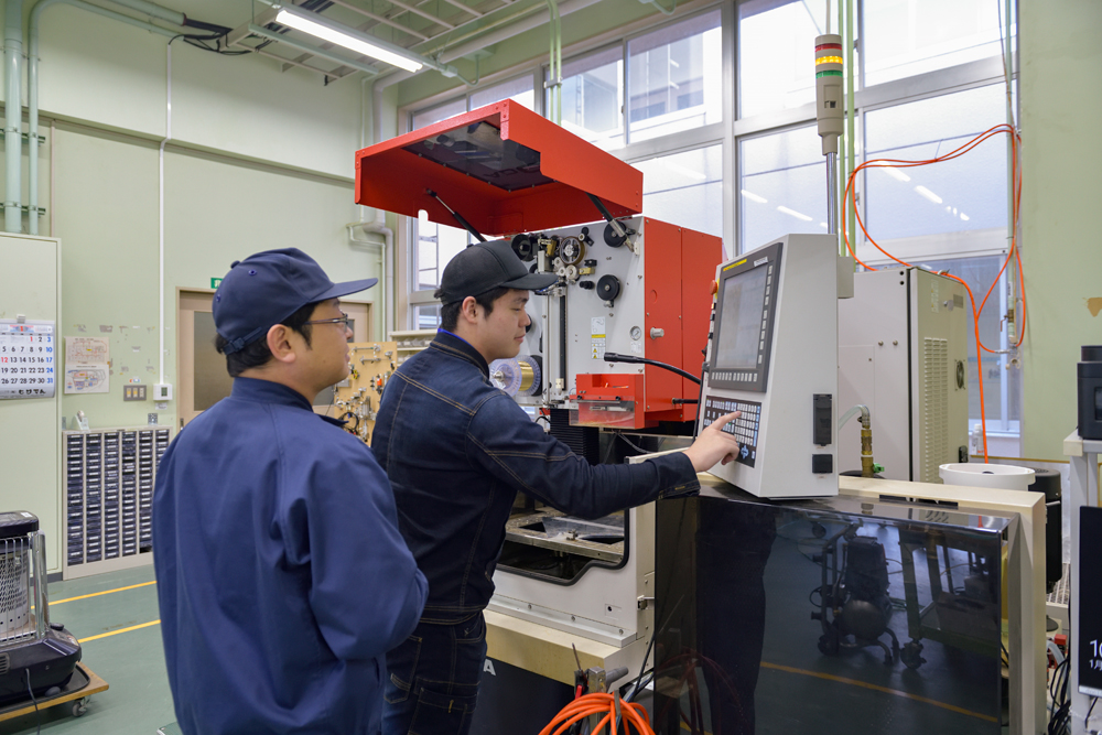 写真：加工技術を学ぶ学生の様子