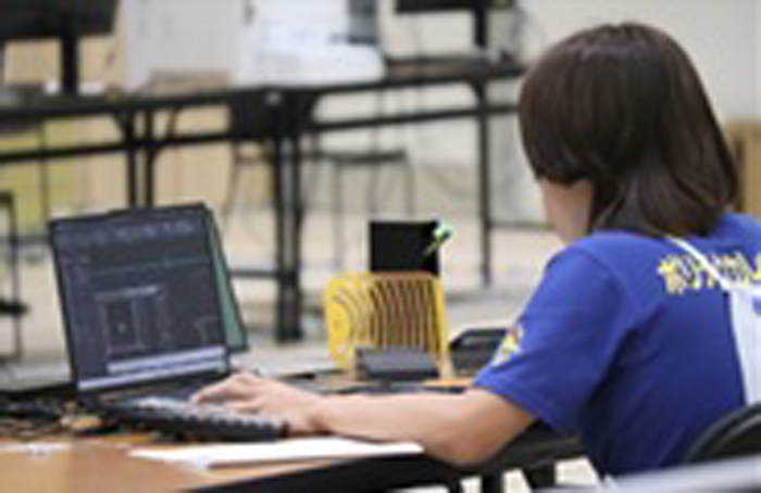 写真：競技大会に挑む学生の様子