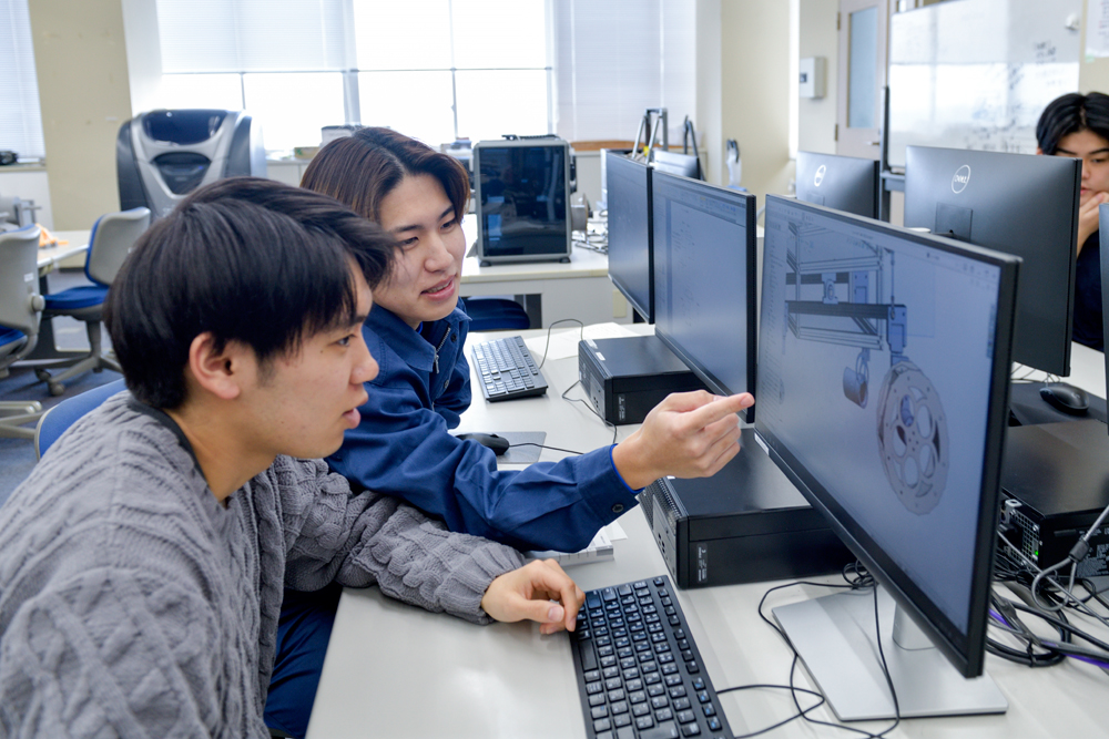 写真：授業に取り組む学生の様子