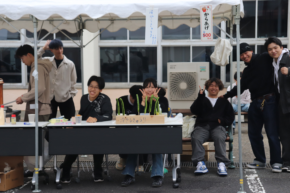 写真:焼きそばを作る学生様子