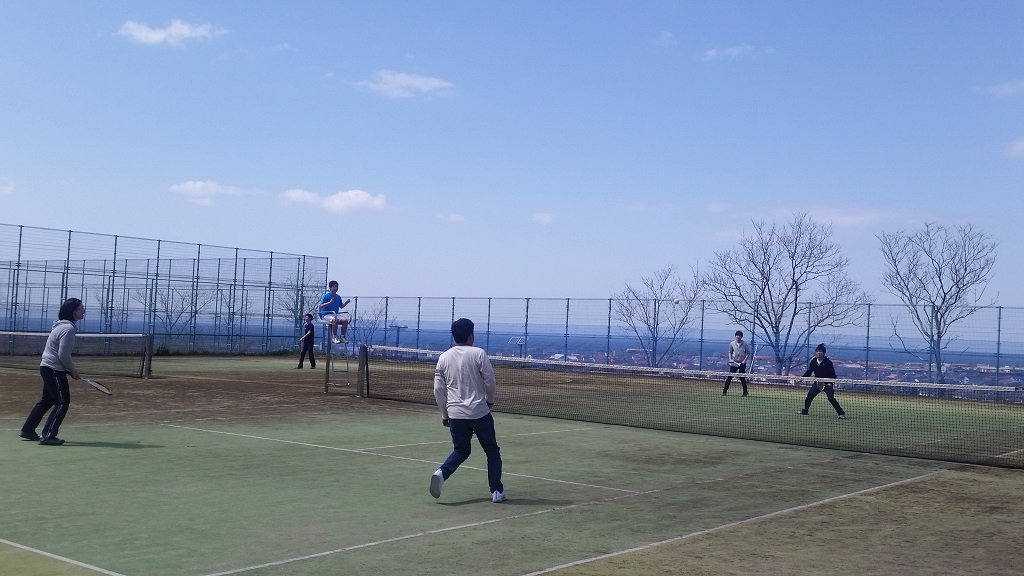 写真：テニスをする学生の様子
