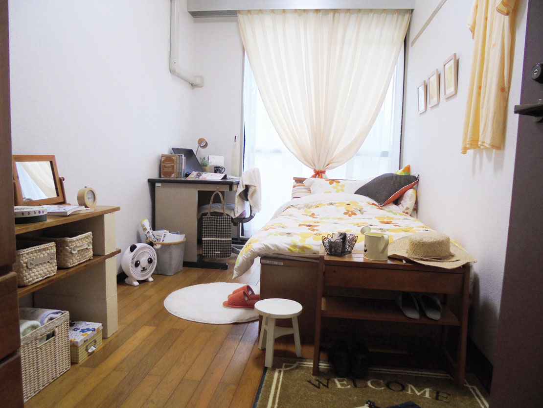 写真：学生寮の居室。内装。